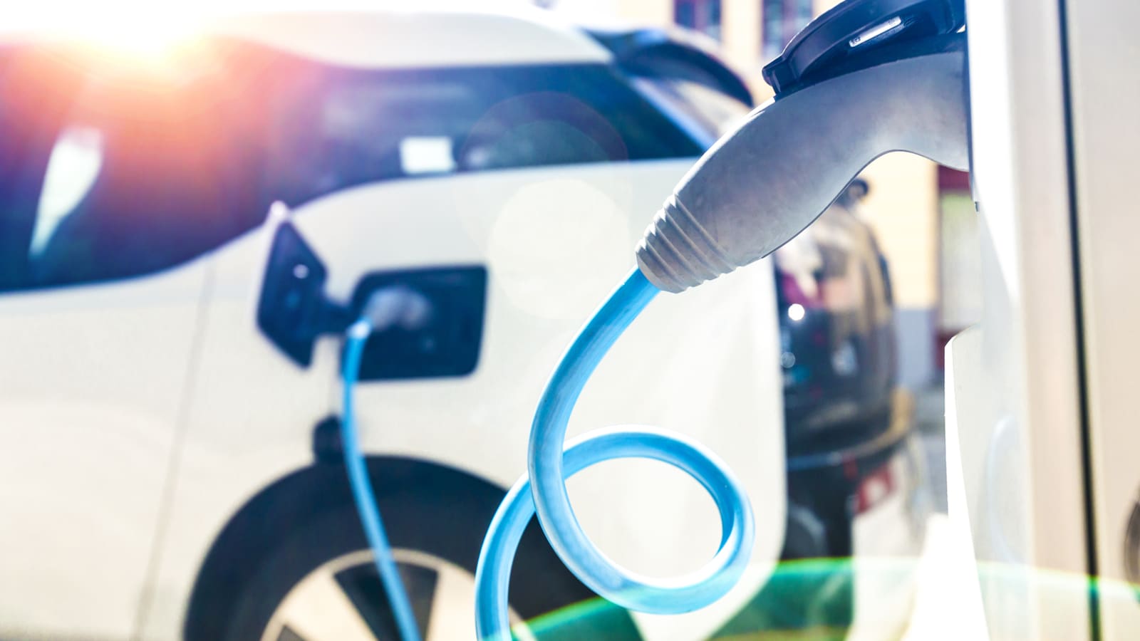 Voiture électrique en charge